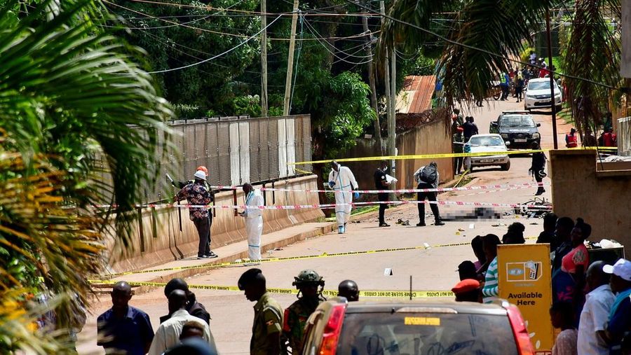 Orang-orang menyaksikan para ahli forensik mengamankan lokasi ledakan bom di dekat Kuil Martir Munyonyo, sebuah kuil Katolik Roma saat warga Uganda berkumpul untuk merayakan Hari Martir, yang memperingati umat Kristen yang terbunuh karena iman mereka pada abad ke-19, di pinggiran kota Munyonyo, Kampala, Uganda, 3 Juni 2025. Orang-orang menyaksikan para ahli forensik mengamankan lokasi ledakan bom di dekat Kuil Martir Munyonyo, sebuah kuil Katolik Roma saat warga Uganda berkumpul untuk merayakan Hari Martir, yang memperingati umat Kristen yang terbunuh karena iman mereka pada abad ke-19, di pinggiran kota Munyonyo, Kampala, Uganda, 3 Juni 2025. (REUTERS/Abubaker Lubowa)
