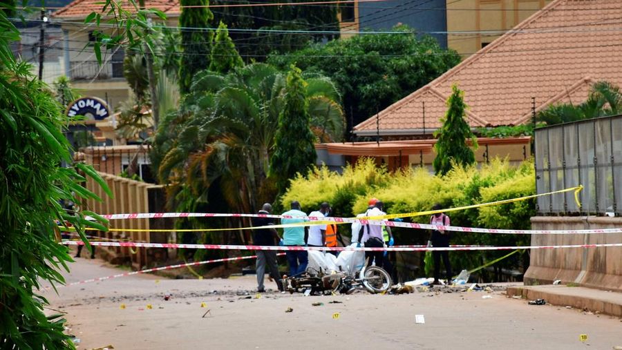 Orang-orang menyaksikan para ahli forensik mengamankan lokasi ledakan bom di dekat Kuil Martir Munyonyo, sebuah kuil Katolik Roma saat warga Uganda berkumpul untuk merayakan Hari Martir, yang memperingati umat Kristen yang terbunuh karena iman mereka pada abad ke-19, di pinggiran kota Munyonyo, Kampala, Uganda, 3 Juni 2025. Orang-orang menyaksikan para ahli forensik mengamankan lokasi ledakan bom di dekat Kuil Martir Munyonyo, sebuah kuil Katolik Roma saat warga Uganda berkumpul untuk merayakan Hari Martir, yang memperingati umat Kristen yang terbunuh karena iman mereka pada abad ke-19, di pinggiran kota Munyonyo, Kampala, Uganda, 3 Juni 2025. (REUTERS/Abubaker Lubowa)
