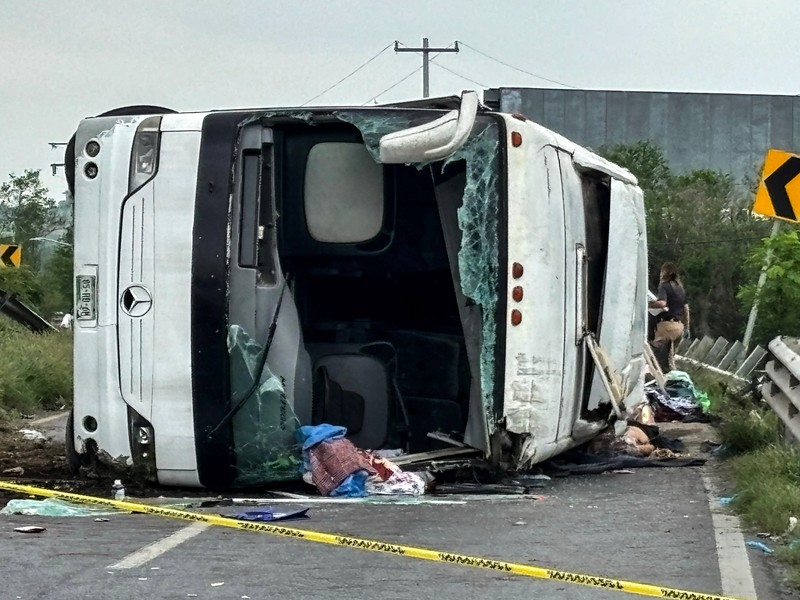 Pihak berwenang bekerja di area kecelakaan di mana beberapa orang meninggal saat bepergian dengan bus penumpang dari Monterrey ke Tampico, di Hualahuises, Meksiko, 3 Juni 2025. Pihak berwenang bekerja di area kecelakaan di mana beberapa orang meninggal saat bepergian dengan bus penumpang dari Monterrey ke Tampico, di Hualahuises, Meksiko, 3 Juni 2025. (REUTERS/Ray Elizalde)