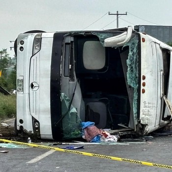 Bus Terguling di Jalan Raya, 11 Tewas dan 17 Terluka