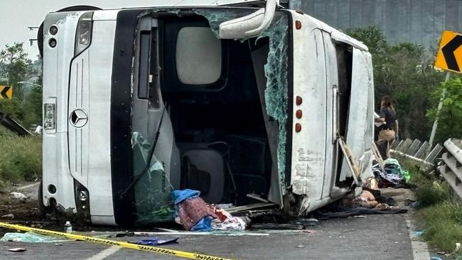 Bus Terguling di Jalan Raya, 11 Tewas dan 17 Terluka