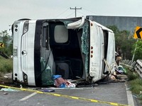 Bus Terguling di Jalan Raya, 11 Tewas dan 17 Terluka