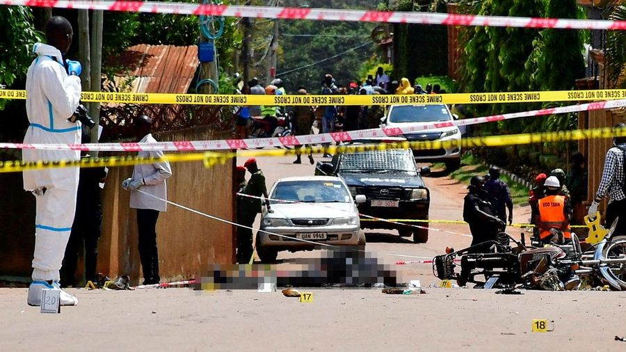 Orang-orang menyaksikan para ahli forensik mengamankan lokasi ledakan bom di dekat Kuil Martir Munyonyo, sebuah kuil Katolik Roma saat warga Uganda berkumpul untuk merayakan Hari Martir, yang memperingati umat Kristen yang terbunuh karena iman mereka pada abad ke-19, di pinggiran kota Munyonyo, Kampala, Uganda, 3 Juni 2025. Orang-orang menyaksikan para ahli forensik mengamankan lokasi ledakan bom di dekat Kuil Martir Munyonyo, sebuah kuil Katolik Roma saat warga Uganda berkumpul untuk merayakan Hari Martir, yang memperingati umat Kristen yang terbunuh karena iman mereka pada abad ke-19, di pinggiran kota Munyonyo, Kampala, Uganda, 3 Juni 2025. (REUTERS/Abubaker Lubowa)