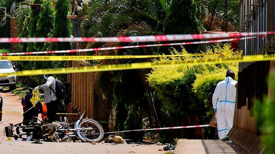 Orang-orang menyaksikan para ahli forensik mengamankan lokasi ledakan bom di dekat Kuil Martir Munyonyo, sebuah kuil Katolik Roma saat warga Uganda berkumpul untuk merayakan Hari Martir, yang memperingati umat Kristen yang terbunuh karena iman mereka pada abad ke-19, di pinggiran kota Munyonyo, Kampala, Uganda, 3 Juni 2025. Orang-orang menyaksikan para ahli forensik mengamankan lokasi ledakan bom di dekat Kuil Martir Munyonyo, sebuah kuil Katolik Roma saat warga Uganda berkumpul untuk merayakan Hari Martir, yang memperingati umat Kristen yang terbunuh karena iman mereka pada abad ke-19, di pinggiran kota Munyonyo, Kampala, Uganda, 3 Juni 2025. (REUTERS/Abubaker Lubowa)