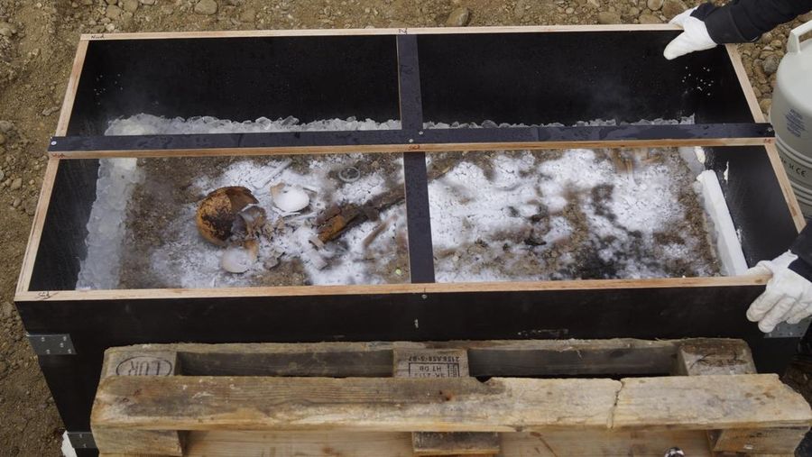 Para arkeolog telah memulai pencairan makam abad ke-7 seorang anak laki-laki elit yang untuk pertama kalinya secara ilmiah, dipindahkan dari lokasi penemuannya dalam satu blok yang membeku seketika. (Dok. thehistoryblog)