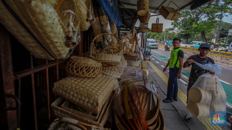 Pedagang besek bambu melayani pembeli di lapaknya di kawasan Jatinegara, Jakarta, Rabu (4/6/2025). (CNBC Indonesia/Faisal Rahman) Pedagang besek bambu melayani pembeli di lapaknya di kawasan Jatinegara, Jakarta, Rabu (4/6/2025). (CNBC Indonesia/Faisal Rahman)