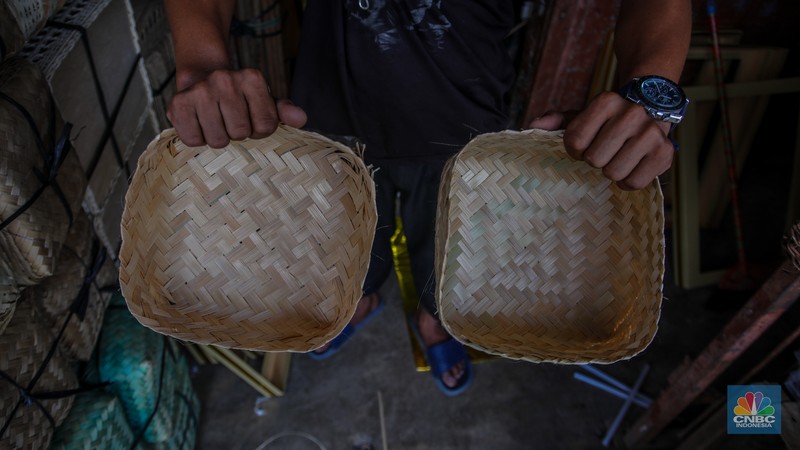 Pedagang besek bambu melayani pembeli di lapaknya di kawasan Jatinegara, Jakarta, Rabu (4/6/2025). (CNBC Indonesia/Faisal Rahman) Pedagang besek bambu melayani pembeli di lapaknya di kawasan Jatinegara, Jakarta, Rabu (4/6/2025). (CNBC Indonesia/Faisal Rahman)