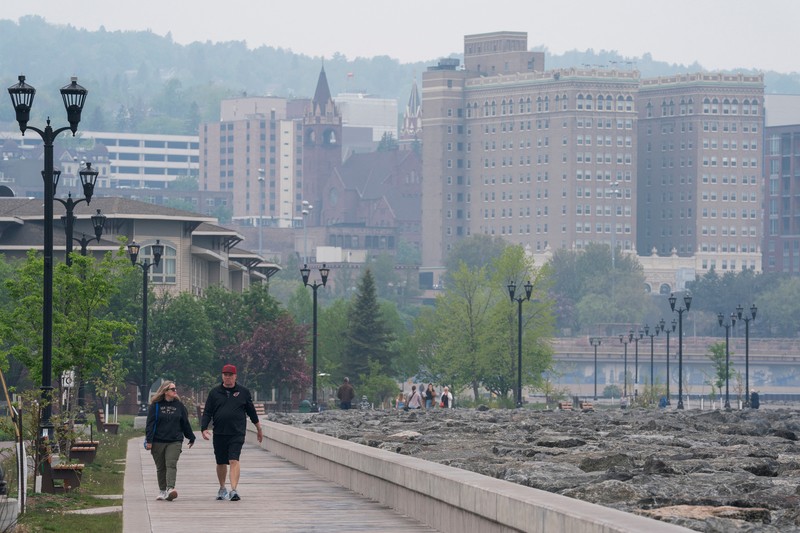 Kabut asap dari kebakaran hutan Kanada menyebabkan kualitas udara buruk di Duluth, Minnesota, AS, 3 Juni 2025. Kabut asap dari kebakaran hutan Kanada menyebabkan kualitas udara buruk di Duluth, Minnesota, AS, 3 Juni 2025. (REUTERS/Erica Dischino)
