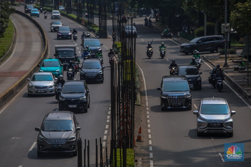Pengendara melintas di dekat tiang bekas proyek monorel Jakarta di kawasan Jalan HR Rasuna Said, Jakarta, Rabu (4/6/2025). (CNBC Indonesia/Faisal Rahman)