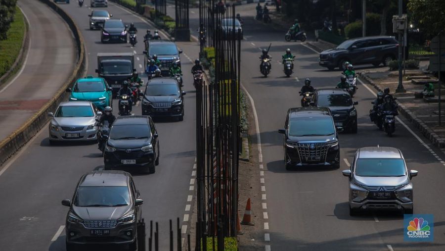 Pengendara melintas di dekat tiang bekas proyek monorel Jakarta di kawasan Jalan HR Rasuna Said, Jakarta, Rabu (4/6/2025). Pengendara melintas di dekat tiang bekas proyek monorel Jakarta di kawasan Jalan HR Rasuna Said, Jakarta, Rabu (4/6/2025). (CNBC Indonesia/Faisal Rahman)