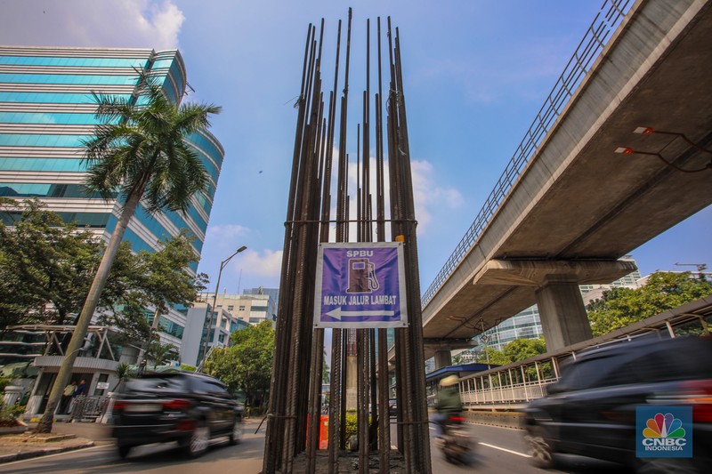 Pengendara melintas di dekat tiang bekas proyek monorel Jakarta di kawasan Jalan HR Rasuna Said, Jakarta, Rabu (4/6/2025). (CNBC Indonesia/Faisal Rahman)
