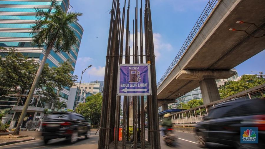 Pengendara melintas di dekat tiang bekas proyek monorel Jakarta di kawasan Jalan HR Rasuna Said, Jakarta, Rabu (4/6/2025). Pengendara melintas di dekat tiang bekas proyek monorel Jakarta di kawasan Jalan HR Rasuna Said, Jakarta, Rabu (4/6/2025). (CNBC Indonesia/Faisal Rahman)