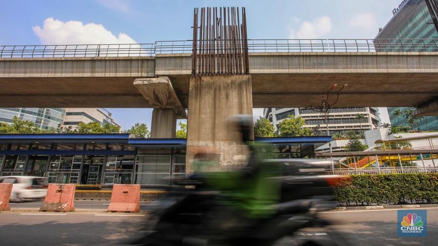 Pengendara melintas di dekat tiang bekas proyek monorel Jakarta di kawasan Jalan HR Rasuna Said, Jakarta, Rabu (4/6/2025). Pengendara melintas di dekat tiang bekas proyek monorel Jakarta di kawasan Jalan HR Rasuna Said, Jakarta, Rabu (4/6/2025). (CNBC Indonesia/Faisal Rahman)