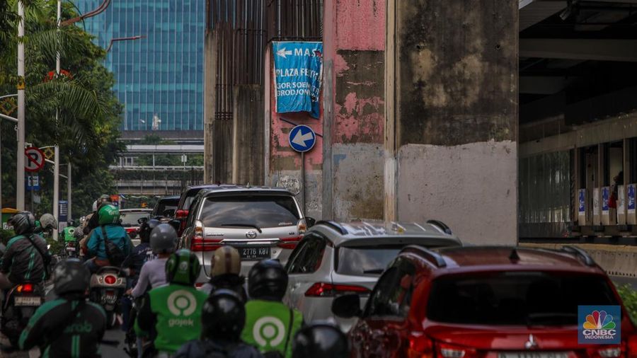 Pengendara melintas di dekat tiang bekas proyek monorel Jakarta di kawasan Jalan HR Rasuna Said, Jakarta, Rabu (4/6/2025). Pengendara melintas di dekat tiang bekas proyek monorel Jakarta di kawasan Jalan HR Rasuna Said, Jakarta, Rabu (4/6/2025). (CNBC Indonesia/Faisal Rahman)