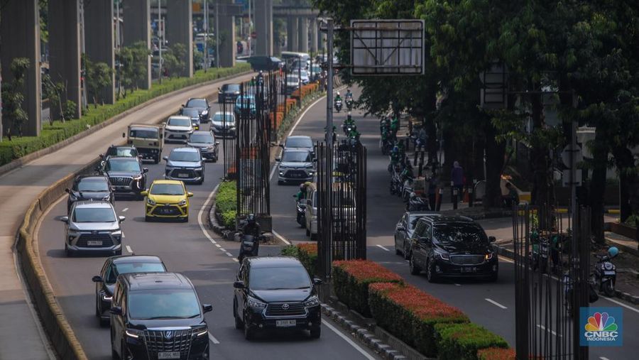 Pengendara melintas di dekat tiang bekas proyek monorel Jakarta di kawasan Jalan HR Rasuna Said, Jakarta, Rabu (4/6/2025). (CNBC Indonesia/Faisal Rahman)