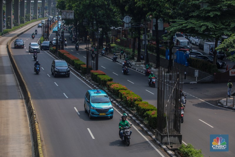 Pengendara melintas di dekat tiang bekas proyek monorel Jakarta di kawasan Jalan HR Rasuna Said, Jakarta, Rabu (4/6/2025). (CNBC Indonesia/Faisal Rahman)