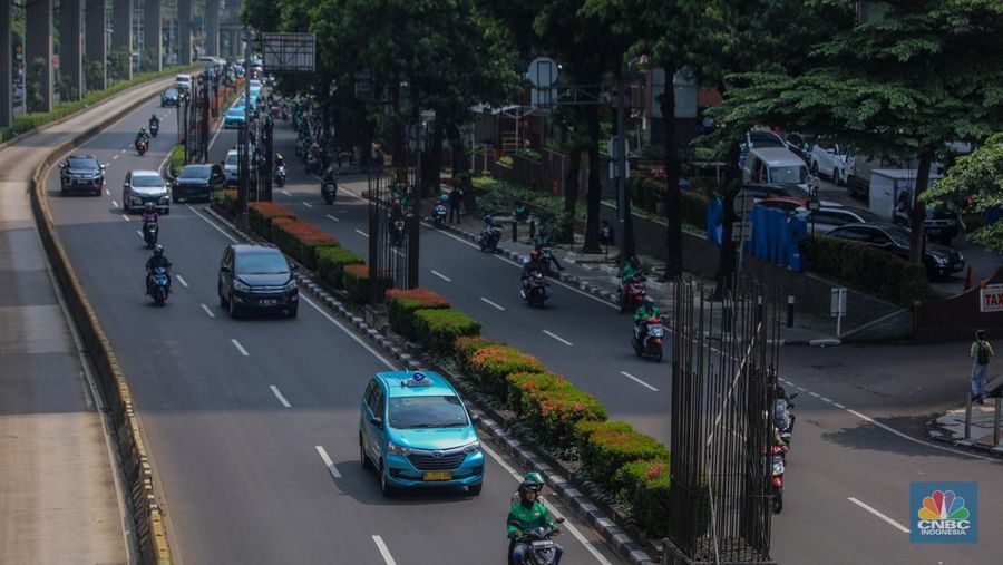 Pengendara melintas di dekat tiang bekas proyek monorel Jakarta di kawasan Jalan HR Rasuna Said, Jakarta, Rabu (4/6/2025). (CNBC Indonesia/Faisal Rahman)