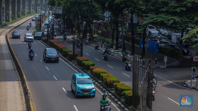 Pengendara melintas di dekat tiang bekas proyek monorel Jakarta di kawasan Jalan HR Rasuna Said, Jakarta, Rabu (4/6/2025). (CNBC Indonesia/Faisal Rahman)