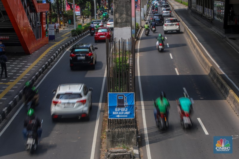 Pengendara melintas di dekat tiang bekas proyek monorel Jakarta di kawasan Jalan HR Rasuna Said, Jakarta, Rabu (4/6/2025). (CNBC Indonesia/Faisal Rahman)