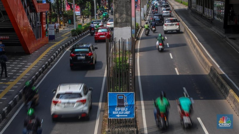 Pengendara melintas di dekat tiang bekas proyek monorel Jakarta di kawasan Jalan HR Rasuna Said, Jakarta, Rabu (4/6/2025). (CNBC Indonesia/Faisal Rahman)