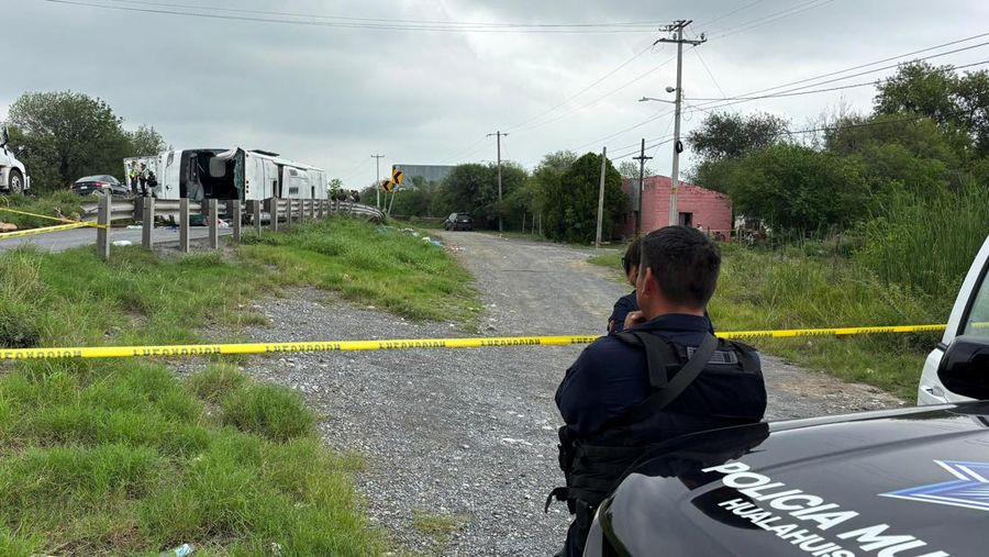Pihak berwenang bekerja di area kecelakaan di mana beberapa orang meninggal saat bepergian dengan bus penumpang dari Monterrey ke Tampico, di Hualahuises, Meksiko, 3 Juni 2025. Pihak berwenang bekerja di area kecelakaan di mana beberapa orang meninggal saat bepergian dengan bus penumpang dari Monterrey ke Tampico, di Hualahuises, Meksiko, 3 Juni 2025. (REUTERS/Ray Elizalde)