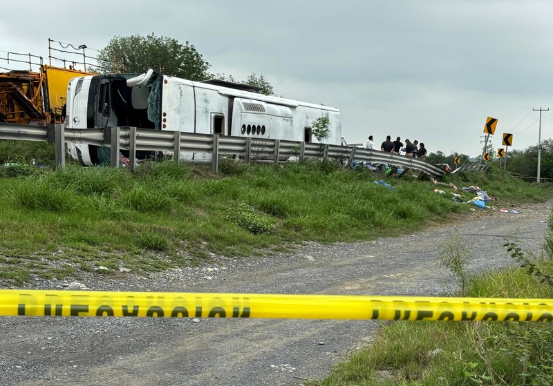 Pihak berwenang bekerja di area kecelakaan di mana beberapa orang meninggal saat bepergian dengan bus penumpang dari Monterrey ke Tampico, di Hualahuises, Meksiko, 3 Juni 2025. Pihak berwenang bekerja di area kecelakaan di mana beberapa orang meninggal saat bepergian dengan bus penumpang dari Monterrey ke Tampico, di Hualahuises, Meksiko, 3 Juni 2025. (REUTERS/Ray Elizalde)
