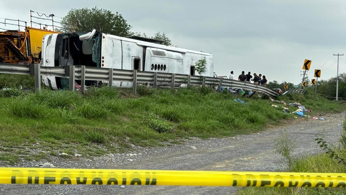 Truk Kehilangan Kendali Tabrak Pejalan Kaki dan Minibus, 17 Tewas