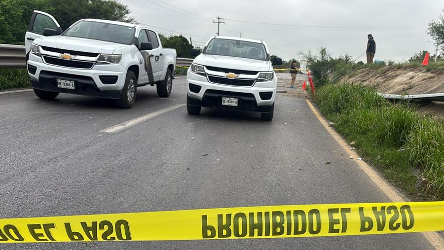 Pihak berwenang bekerja di area kecelakaan di mana beberapa orang meninggal saat bepergian dengan bus penumpang dari Monterrey ke Tampico, di Hualahuises, Meksiko, 3 Juni 2025. (REUTERS/Ray Elizalde)