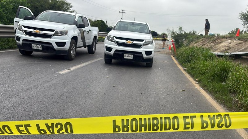 Pihak berwenang bekerja di area kecelakaan di mana beberapa orang meninggal saat bepergian dengan bus penumpang dari Monterrey ke Tampico, di Hualahuises, Meksiko, 3 Juni 2025. (REUTERS/Ray Elizalde)