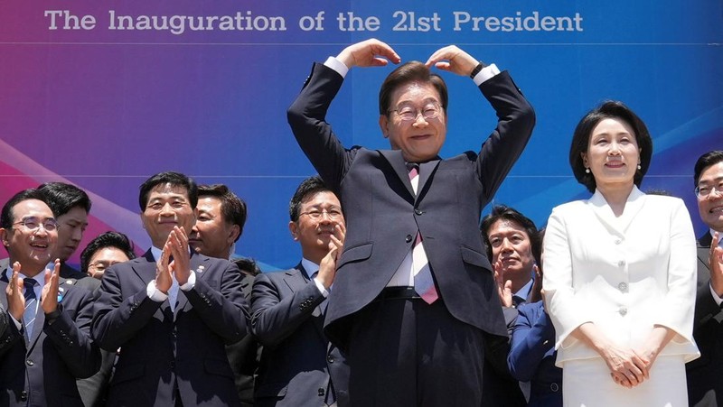 Presiden baru Korea Selatan Lee Jae-myung, dan istrinya Kim Hye-kyung, menyapa orang-orang setelah menghadiri Pelantikan Presiden di Majelis Nasional di Seoul, Korea Selatan, Rabu, 4 Juni 2025. (Lee Jin-man/Pool via REUTERS)