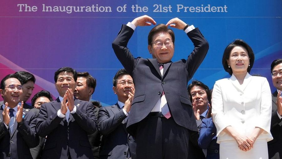 Presiden baru Korea Selatan Lee Jae-myung, dan istrinya Kim Hye-kyung, menyapa orang-orang setelah menghadiri Pelantikan Presiden di Majelis Nasional di Seoul, Korea Selatan, Rabu, 4 Juni 2025. Presiden baru Korea Selatan Lee Jae-myung, dan istrinya Kim Hye-kyung, menyapa orang-orang setelah menghadiri Pelantikan Presiden di Majelis Nasional di Seoul, Korea Selatan, Rabu, 4 Juni 2025. (Lee Jin-man/Pool via REUTERS)