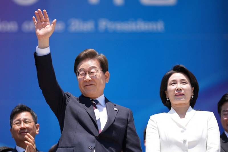 Presiden baru Korea Selatan Lee Jae-myung, dan istrinya Kim Hye-kyung, menyapa orang-orang setelah menghadiri Pelantikan Presiden di Majelis Nasional di Seoul, Korea Selatan, Rabu, 4 Juni 2025. Presiden baru Korea Selatan Lee Jae-myung, dan istrinya Kim Hye-kyung, menyapa orang-orang setelah menghadiri Pelantikan Presiden di Majelis Nasional di Seoul, Korea Selatan, Rabu, 4 Juni 2025. (Lee Jin-man/Pool via REUTERS)