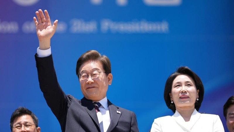 Presiden baru Korea Selatan Lee Jae-myung, dan istrinya Kim Hye-kyung, menyapa orang-orang setelah menghadiri Pelantikan Presiden di Majelis Nasional di Seoul, Korea Selatan, Rabu, 4 Juni 2025. (Lee Jin-man/Pool via REUTERS)