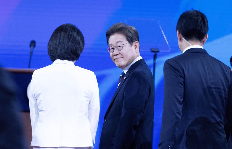 Presiden baru Korea Selatan Lee Jae-myung, dan istrinya Kim Hye-kyung, menyapa orang-orang setelah menghadiri Pelantikan Presiden di Majelis Nasional di Seoul, Korea Selatan, Rabu, 4 Juni 2025. (Lee Jin-man/Pool via REUTERS)