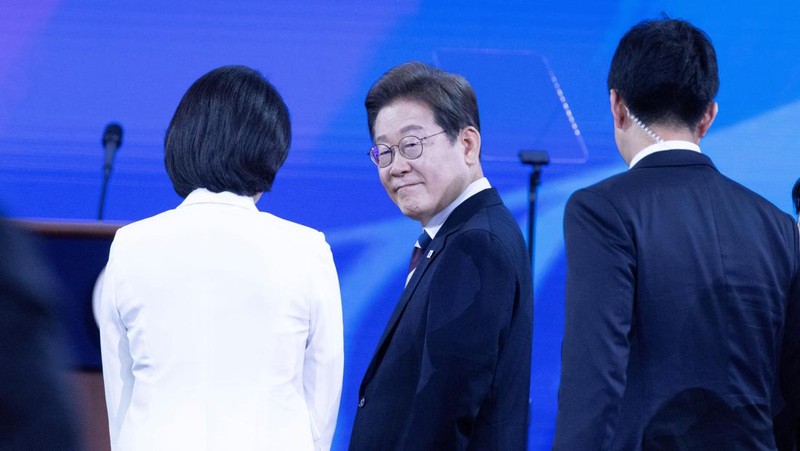 Presiden baru Korea Selatan Lee Jae-myung, dan istrinya Kim Hye-kyung, menyapa orang-orang setelah menghadiri Pelantikan Presiden di Majelis Nasional di Seoul, Korea Selatan, Rabu, 4 Juni 2025. (Lee Jin-man/Pool via REUTERS)