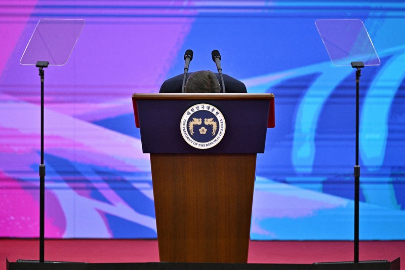 Presiden baru Korea Selatan Lee Jae-myung, dan istrinya Kim Hye-kyung, menyapa orang-orang setelah menghadiri Pelantikan Presiden di Majelis Nasional di Seoul, Korea Selatan, Rabu, 4 Juni 2025. Presiden baru Korea Selatan Lee Jae-myung, dan istrinya Kim Hye-kyung, menyapa orang-orang setelah menghadiri Pelantikan Presiden di Majelis Nasional di Seoul, Korea Selatan, Rabu, 4 Juni 2025. (Lee Jin-man/Pool via REUTERS)