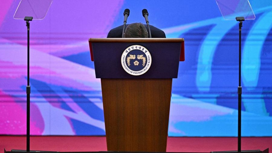 Presiden baru Korea Selatan Lee Jae-myung, dan istrinya Kim Hye-kyung, menyapa orang-orang setelah menghadiri Pelantikan Presiden di Majelis Nasional di Seoul, Korea Selatan, Rabu, 4 Juni 2025. Presiden baru Korea Selatan Lee Jae-myung, dan istrinya Kim Hye-kyung, menyapa orang-orang setelah menghadiri Pelantikan Presiden di Majelis Nasional di Seoul, Korea Selatan, Rabu, 4 Juni 2025. (Lee Jin-man/Pool via REUTERS)