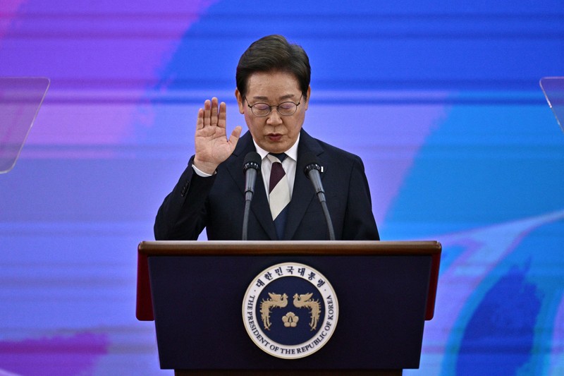 Presiden baru Korea Selatan Lee Jae-myung, dan istrinya Kim Hye-kyung, menyapa orang-orang setelah menghadiri Pelantikan Presiden di Majelis Nasional di Seoul, Korea Selatan, Rabu, 4 Juni 2025. (Lee Jin-man/Pool via REUTERS)