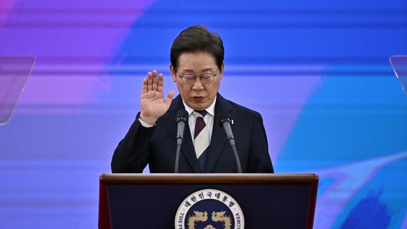 Presiden baru Korea Selatan Lee Jae-myung, dan istrinya Kim Hye-kyung, menyapa orang-orang setelah menghadiri Pelantikan Presiden di Majelis Nasional di Seoul, Korea Selatan, Rabu, 4 Juni 2025. (Lee Jin-man/Pool via REUTERS)