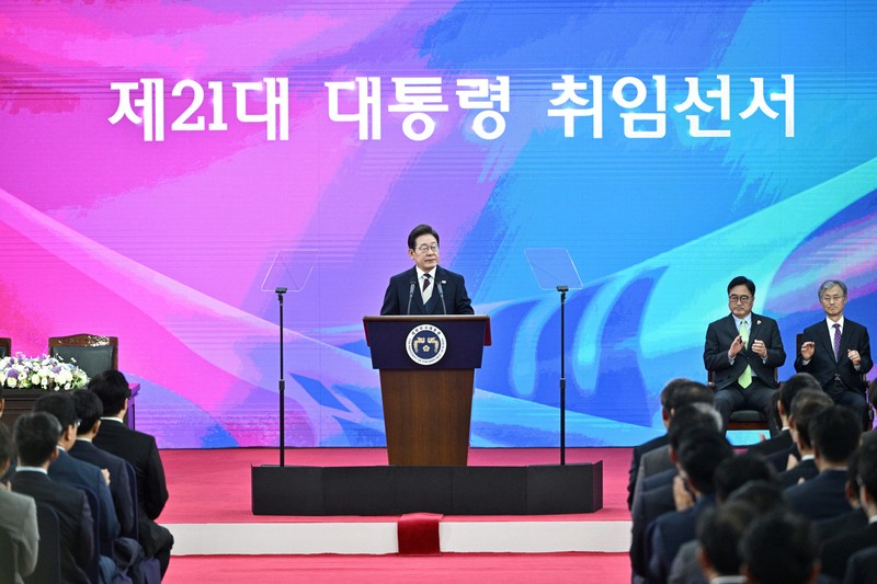 Presiden baru Korea Selatan Lee Jae-myung, dan istrinya Kim Hye-kyung, menyapa orang-orang setelah menghadiri Pelantikan Presiden di Majelis Nasional di Seoul, Korea Selatan, Rabu, 4 Juni 2025. Presiden baru Korea Selatan Lee Jae-myung, dan istrinya Kim Hye-kyung, menyapa orang-orang setelah menghadiri Pelantikan Presiden di Majelis Nasional di Seoul, Korea Selatan, Rabu, 4 Juni 2025. (Lee Jin-man/Pool via REUTERS)