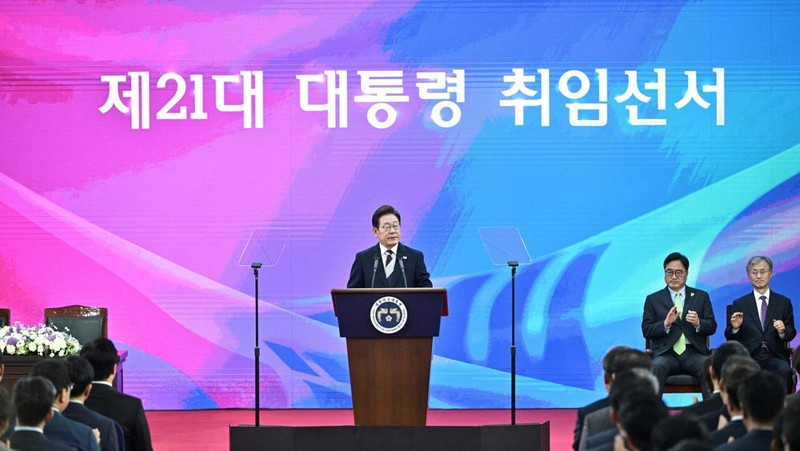 Presiden baru Korea Selatan Lee Jae-myung, dan istrinya Kim Hye-kyung, menyapa orang-orang setelah menghadiri Pelantikan Presiden di Majelis Nasional di Seoul, Korea Selatan, Rabu, 4 Juni 2025. (Lee Jin-man/Pool via REUTERS)