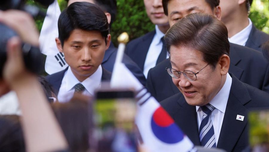 Lee Jae-myung, kandidat presiden dari Partai Demokrat Korea Selatan, dan istrinya Kim Hye-kyung memberi isyarat, di depan Majelis Nasional di Seoul, Korea Selatan, 4 Juni 2025. Lee Jae-myung, kandidat presiden dari Partai Demokrat Korea Selatan, dan istrinya Kim Hye-kyung memberi isyarat, di depan Majelis Nasional di Seoul, Korea Selatan, 4 Juni 2025. (REUTERS/Kim Hong-Ji)