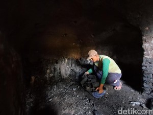 Menilik Produksi Arang Tradisional Jombang yang Laris Jelang Idul Adha