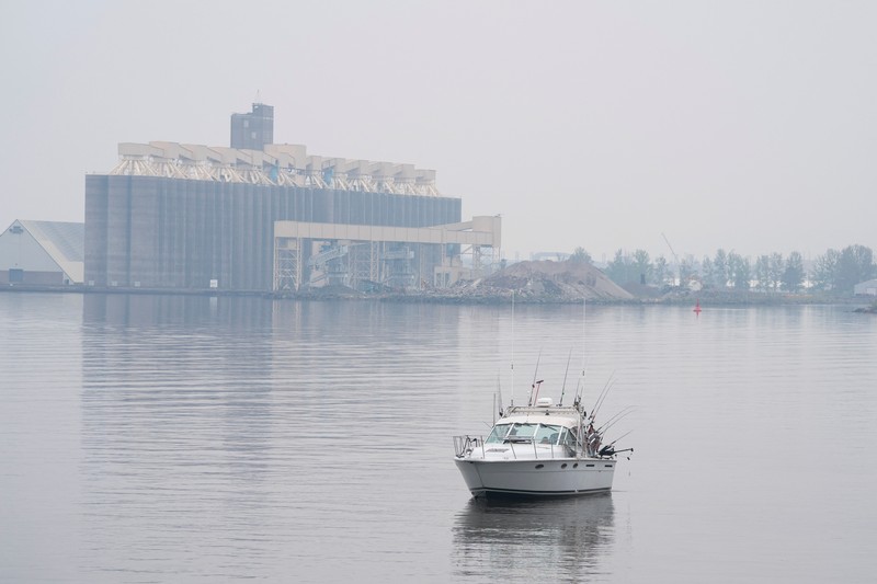 Kabut asap dari kebakaran hutan Kanada menyebabkan kualitas udara buruk di Duluth, Minnesota, AS, 3 Juni 2025. (REUTERS/Erica Dischino)