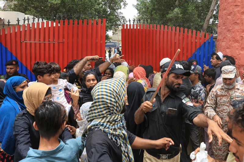 Seorang petugas polisi dengan tongkat bereaksi saat membubarkan anggota keluarga tahanan, setelah puluhan tahanan melarikan diri dari Penjara Malir, di pinggiran Karachi, Pakistan, 3 Juni 2025. Seorang petugas polisi dengan tongkat bereaksi saat membubarkan anggota keluarga tahanan, setelah puluhan tahanan melarikan diri dari Penjara Malir, di pinggiran Karachi, Pakistan, 3 Juni 2025. (REUTERS/Akhtar Soomro)