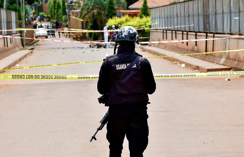 Orang-orang menyaksikan para ahli forensik mengamankan lokasi ledakan bom di dekat Kuil Martir Munyonyo, sebuah kuil Katolik Roma saat warga Uganda berkumpul untuk merayakan Hari Martir, yang memperingati umat Kristen yang terbunuh karena iman mereka pada abad ke-19, di pinggiran kota Munyonyo, Kampala, Uganda, 3 Juni 2025. Orang-orang menyaksikan para ahli forensik mengamankan lokasi ledakan bom di dekat Kuil Martir Munyonyo, sebuah kuil Katolik Roma saat warga Uganda berkumpul untuk merayakan Hari Martir, yang memperingati umat Kristen yang terbunuh karena iman mereka pada abad ke-19, di pinggiran kota Munyonyo, Kampala, Uganda, 3 Juni 2025. (REUTERS/Abubaker Lubowa)