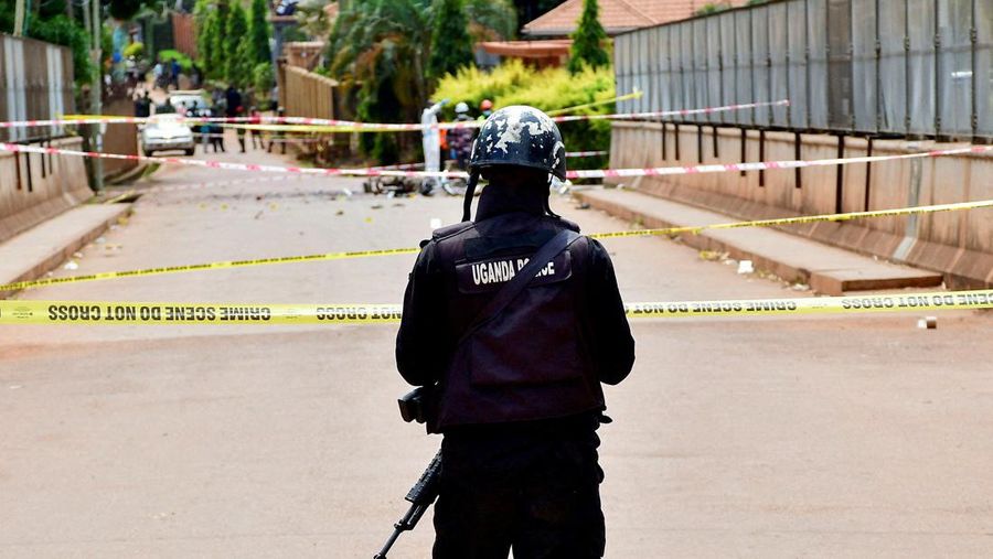 Orang-orang menyaksikan para ahli forensik mengamankan lokasi ledakan bom di dekat Kuil Martir Munyonyo, sebuah kuil Katolik Roma saat warga Uganda berkumpul untuk merayakan Hari Martir, yang memperingati umat Kristen yang terbunuh karena iman mereka pada abad ke-19, di pinggiran kota Munyonyo, Kampala, Uganda, 3 Juni 2025. Orang-orang menyaksikan para ahli forensik mengamankan lokasi ledakan bom di dekat Kuil Martir Munyonyo, sebuah kuil Katolik Roma saat warga Uganda berkumpul untuk merayakan Hari Martir, yang memperingati umat Kristen yang terbunuh karena iman mereka pada abad ke-19, di pinggiran kota Munyonyo, Kampala, Uganda, 3 Juni 2025. (REUTERS/Abubaker Lubowa)