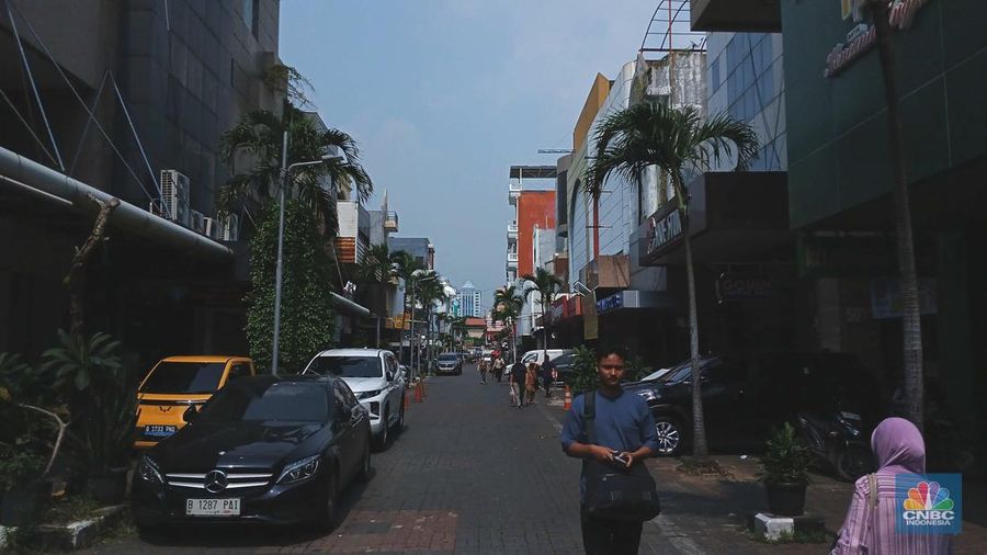Suasana kawasan Pasar Baru, Jakarta Pusat yang kini tak lagi ramai pengunjung. (CNBC Indonesia/Tri Susilo)