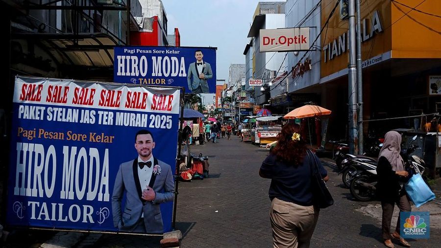 Suasana kawasan Pasar Baru, Jakarta Pusat yang kini tak lagi ramai pengunjung. (CNBC Indonesia/Tri Susilo)