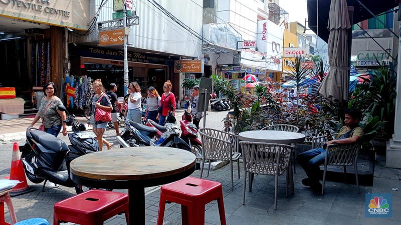 Suasana kawasan Pasar Baru, Jakarta Pusat yang kini tak lagi ramai pengunjung. (CNBC Indonesia/Tri Susilo)